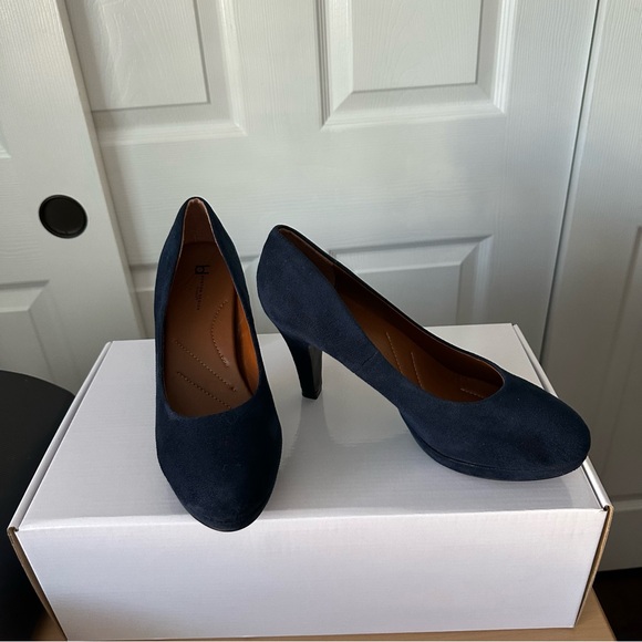 Boston Design Studio Women's 9W Faux Suede Heels Round Toe & Platform Sole Pumps - Picture 4 of 16